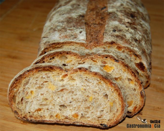 Pan de centeno con pasas, orejones y alcaravea