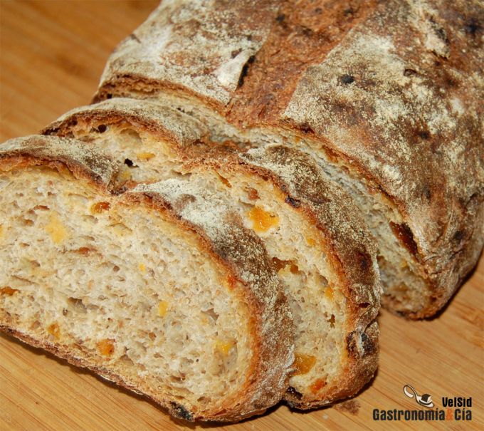 Pan de centeno con pasas, orejones y alcaravea
