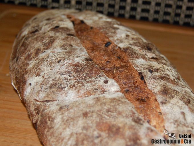 Pan de centeno con pasas, orejones y alcaravea
