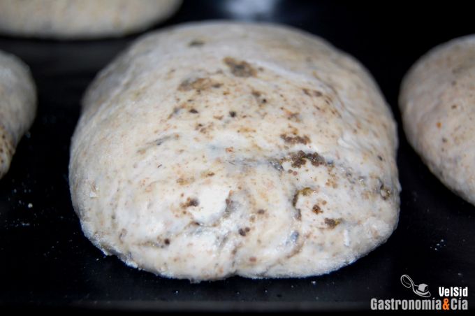 Pan de centeno y tapenade