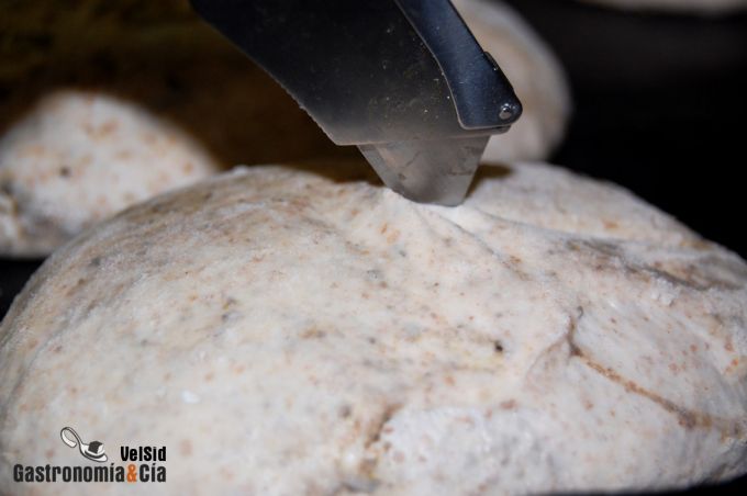 Pan de centeno y tapenade