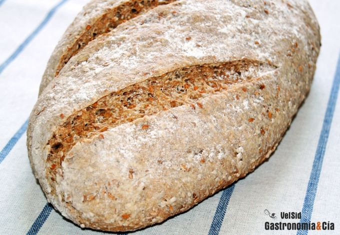 Pan casero con harina de espelta, linaza y sésamo