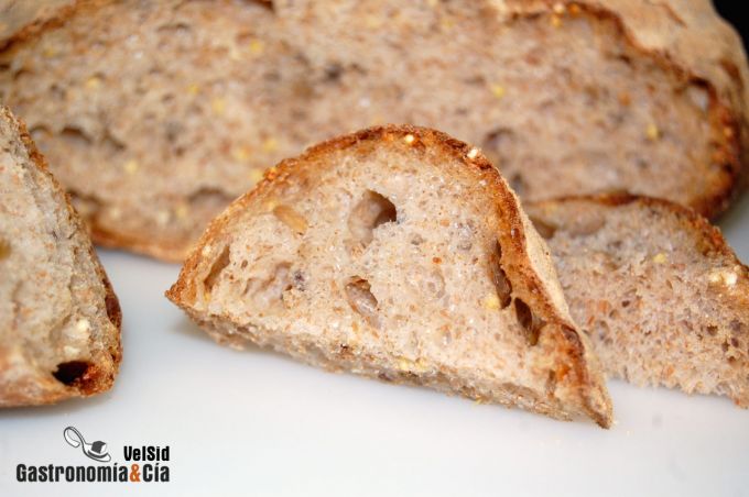 Pan con harina de centeno, pipas, linaza y mijo