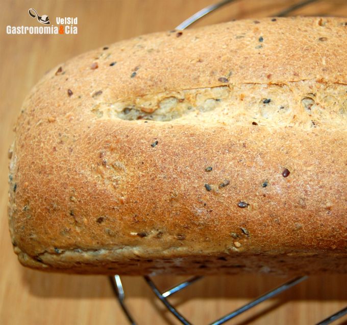 Pan de molde integral con semillas