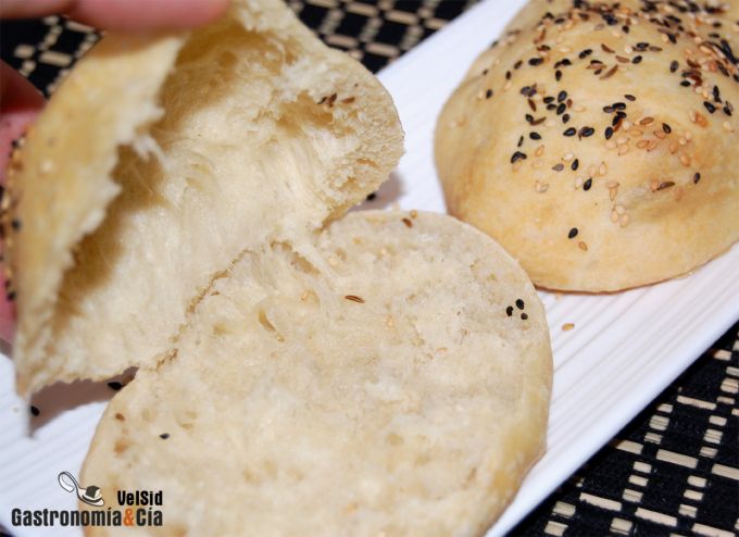 Pan de pita con semillas de sésamo y comino