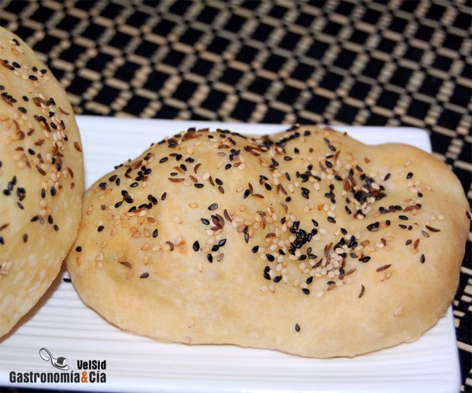 Pan de pita con semillas de sésamo y comino