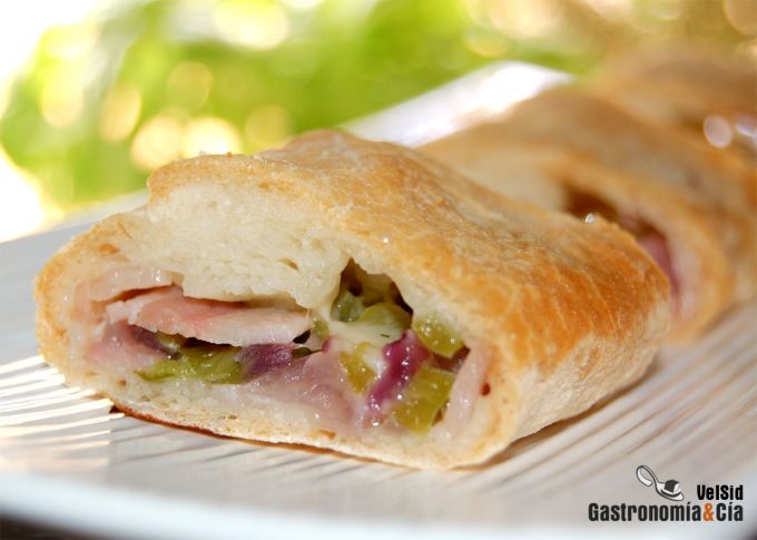 Pan relleno de bacon y pimiento