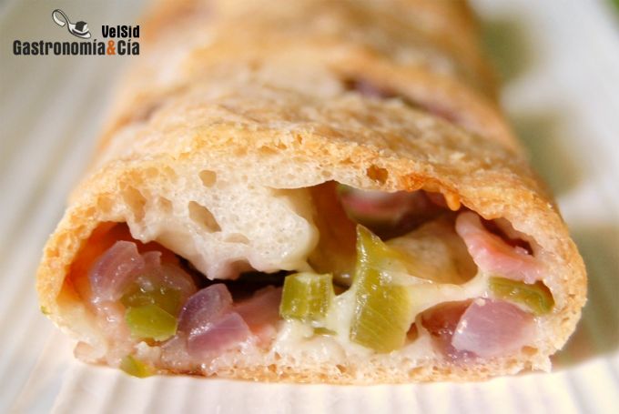 Pan relleno de bacon y pimiento