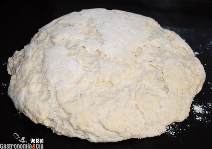 Pan rústico de trigo y maíz integral