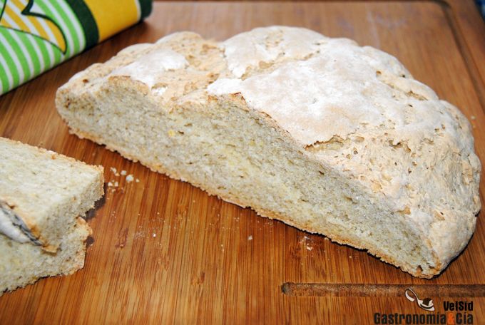 Pan rústico de trigo y maíz integral