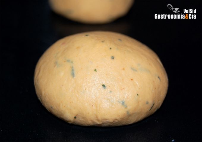 Pan de tomate y albahaca