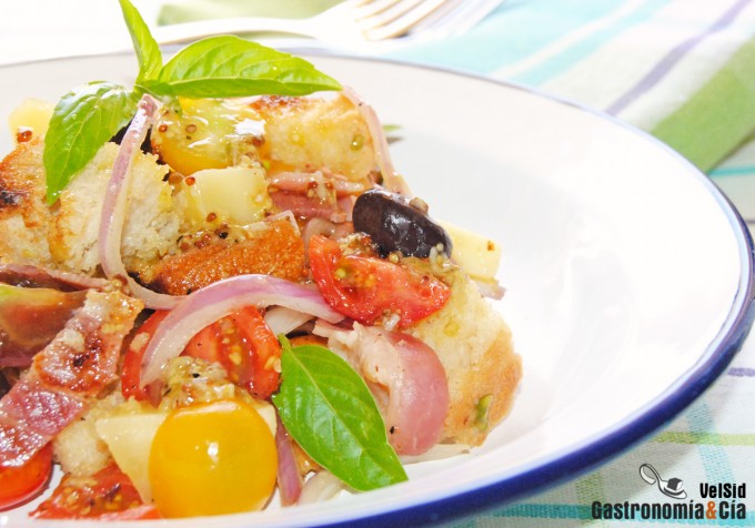 Panzanella con tomates, bacon y queso tierno