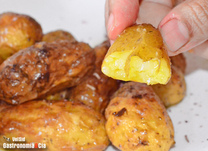 Patatas de guarnición asadas enteras