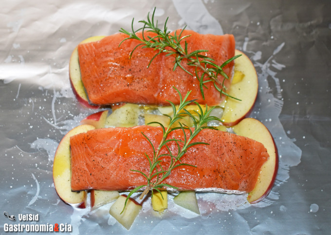 Papillote de salmón con manzana, jengibre y romero