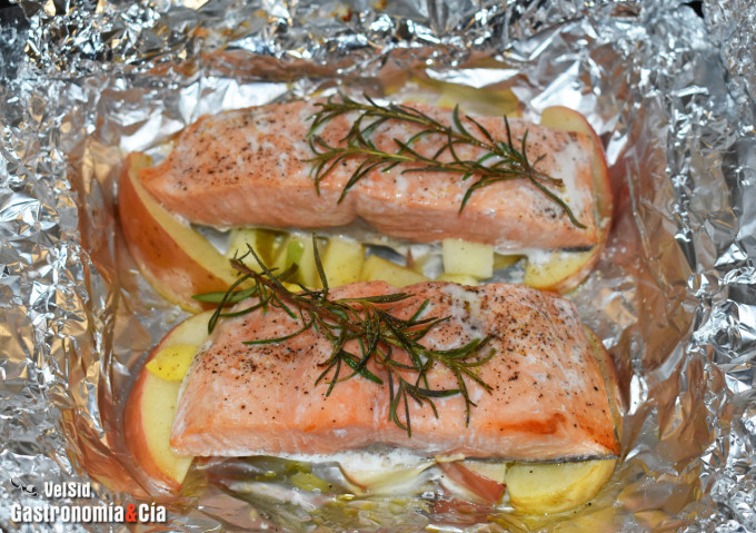 Papillote de salmón con manzana, jengibre y romero