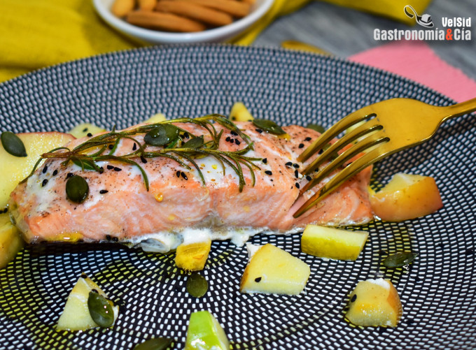 Papillote de salmón con manzana, jengibre y romero