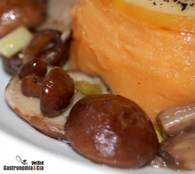 Parmentier de boniato con setas y scamorza ahumada