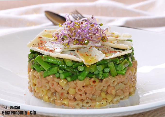 Pasta de arroz y quinoa con espárragos y queso parmesan