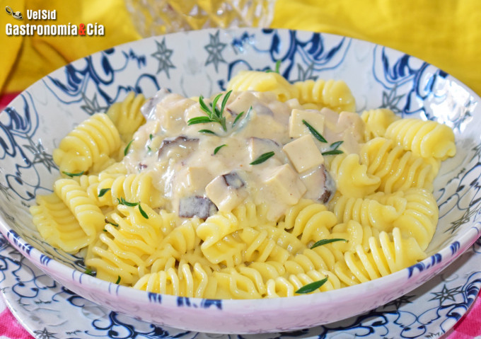Pasta con bechamel ahumada de tofu y estragón