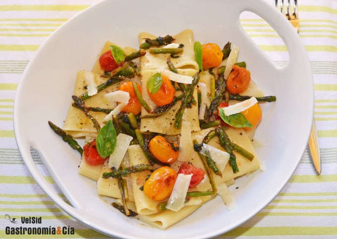 Pasta calamarata con espárragos y tomates cherry