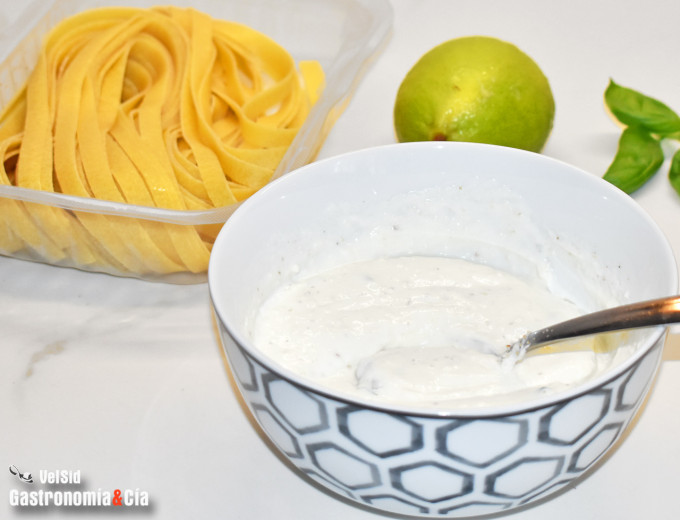 Tallarines con langostinos y salsa de lima, albahaca y 