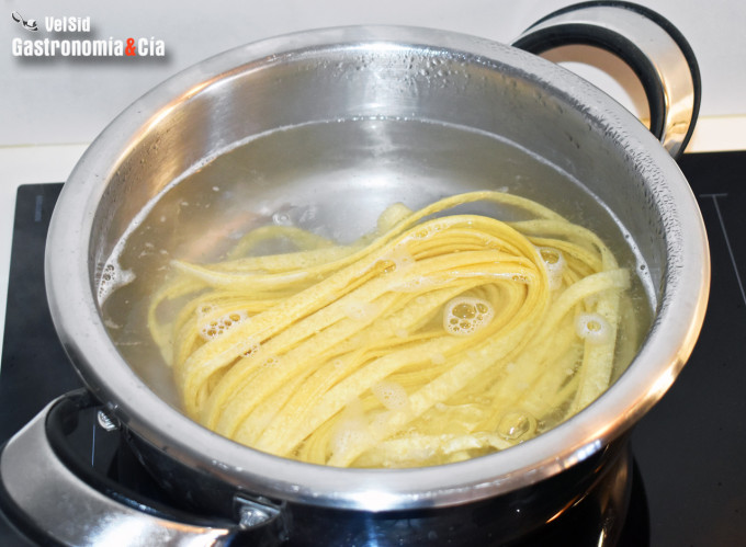 Tallarines con langostinos y salsa de lima, albahaca y 