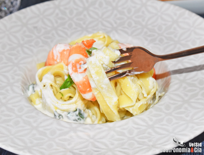 Tallarines con langostinos y salsa de lima, albahaca y 