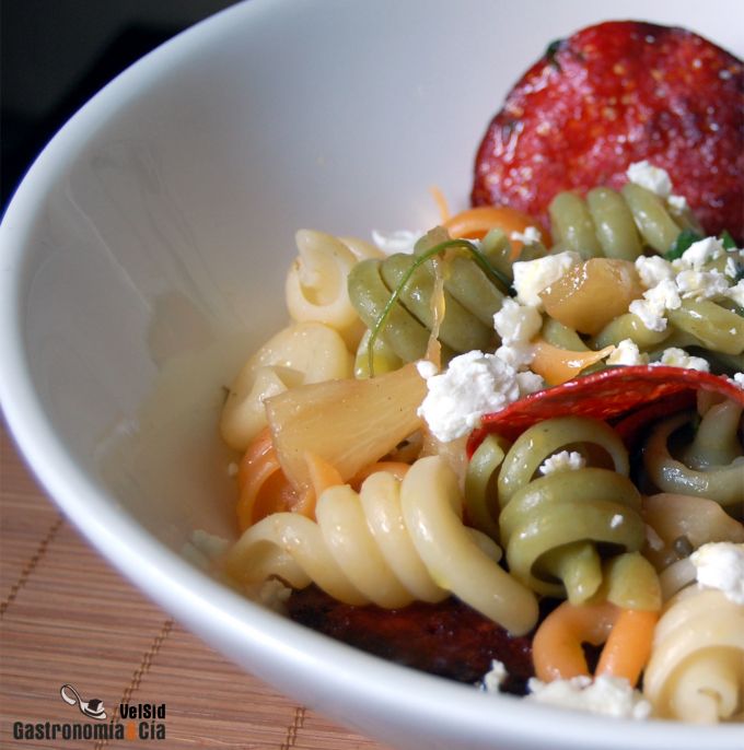 Pasta con piña, rúcula y chorizo de Pamplona