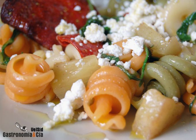 Pasta con piña, rúcula y chorizo de Pamplona