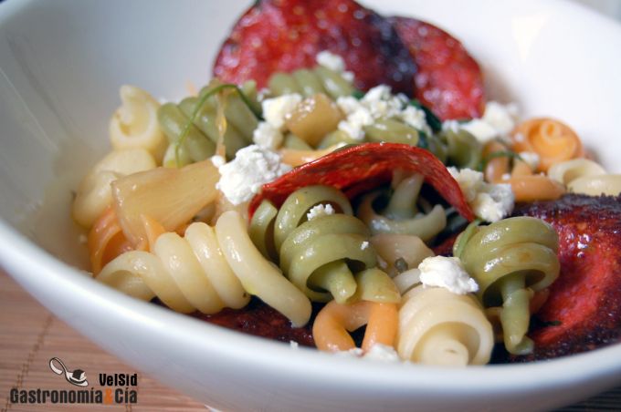 Pasta con piña, rúcula y chorizo de Pamplona