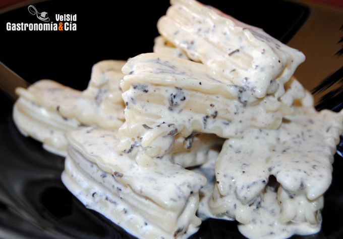 Pasta con salsa de trufa negra y parmesano