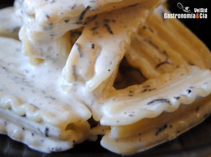 Pasta con salsa de trufa negra y parmesano