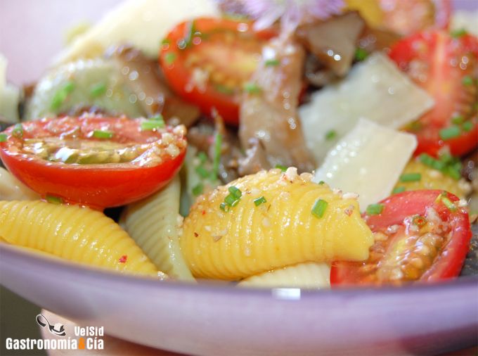 Ensalada de pasta, setas de cardo y parmesano