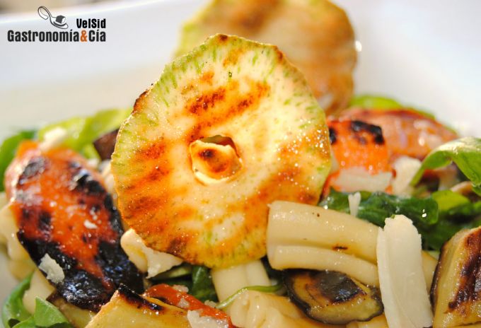 Macarrones rústicos con verduras a la parrilla