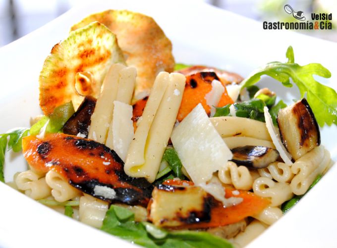 Macarrones rústicos con verduras a la parrilla