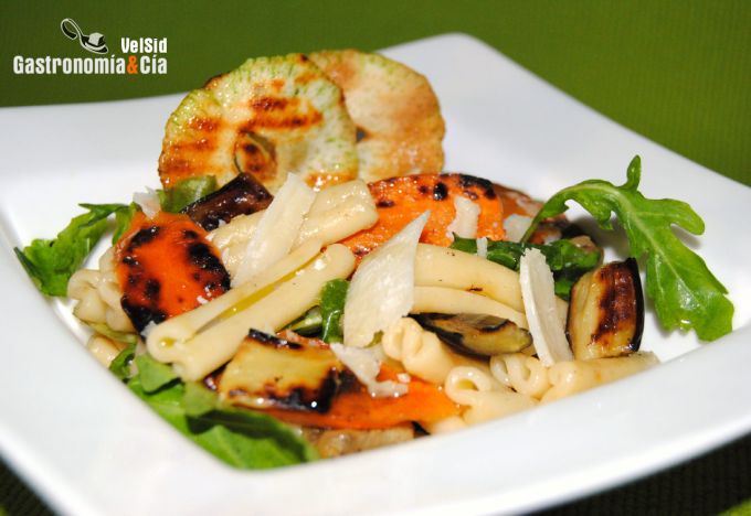 Macarrones rústicos con verduras a la parrilla