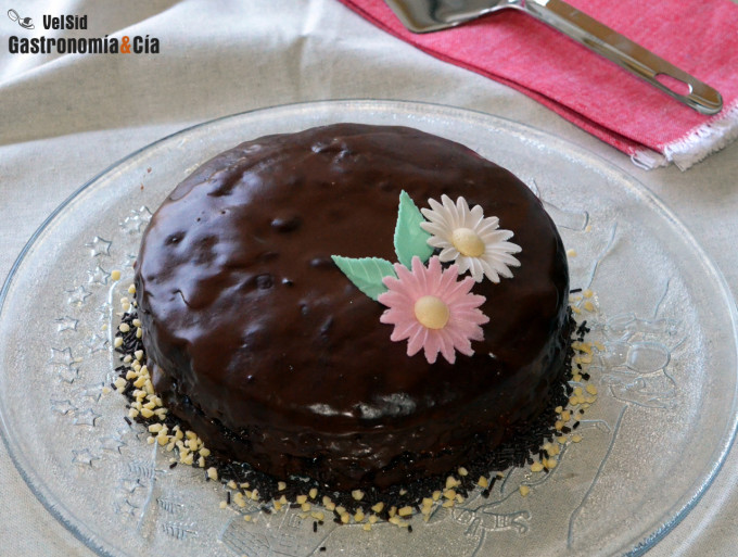 Pastel de chocolate, con relleno y glaseado de chocolat