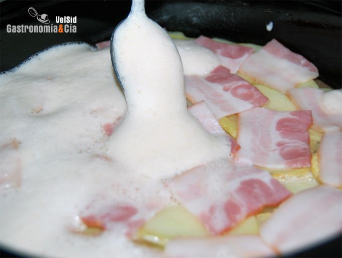 Pastel de patata y muselina de ajo