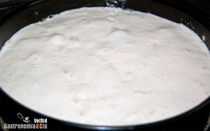 Pastel de patata y muselina de ajo