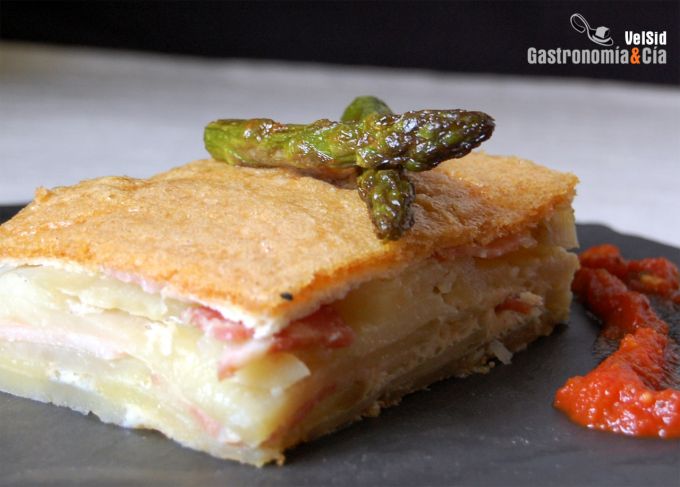 Pastel de patata y muselina de ajo