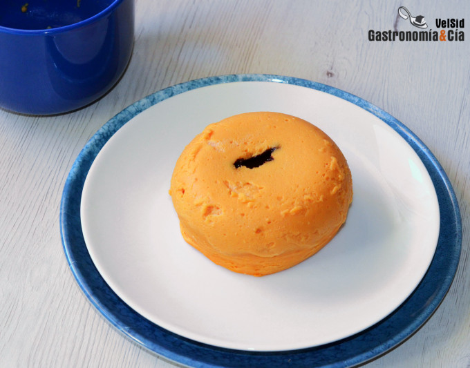 Pastelito de boniato y coco relleno de chocolate