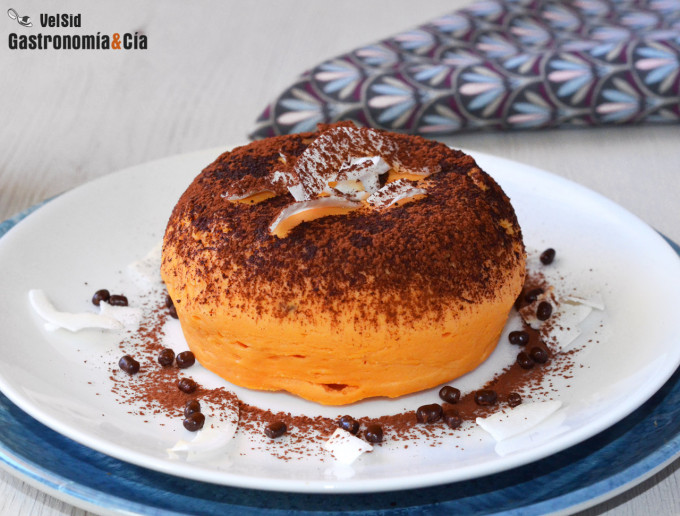 Pastelito de boniato y coco relleno de chocolate