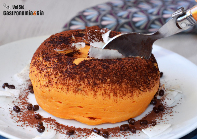 Pastelito de boniato y coco relleno de chocolate