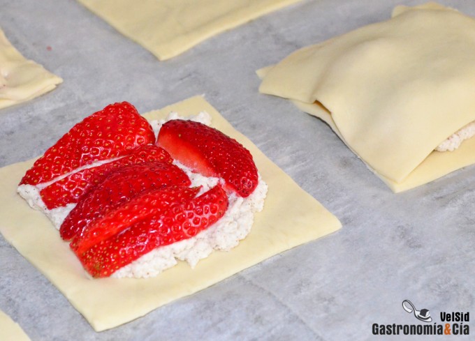 Hojaldre relleno de queso y fresas