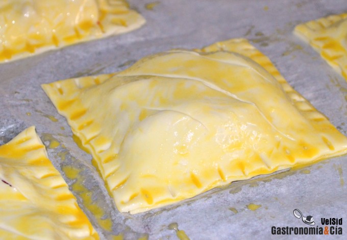 Hojaldre relleno de queso y fresas