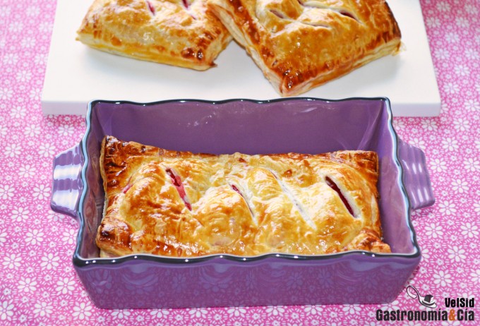 Hojaldre relleno de queso y fresas