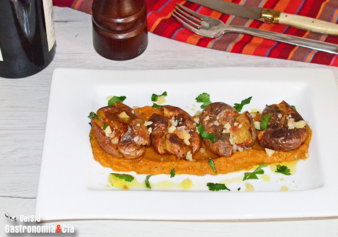 Patatas crujientes con pesto de calabaza y ajo asado