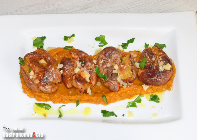 Patatas crujientes con pesto de calabaza y ajo asado