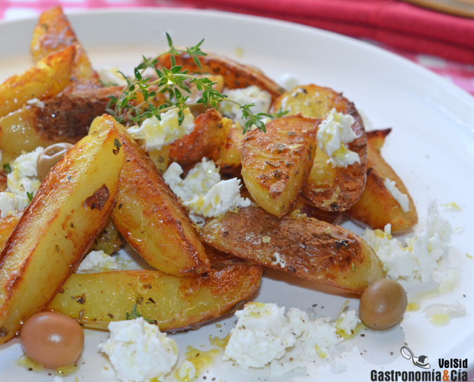 Patatas gajo con queso feta, limón y tomillo