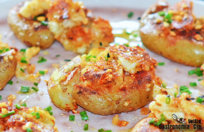 Patatas chafadas con queso fresco tostado y dukkah de a